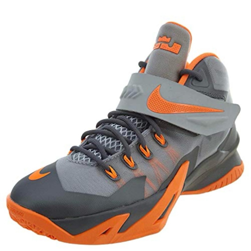 NIKE Zoom Lebron Soliders VIII (GS) Boys
Basketball Shoes  size 5y